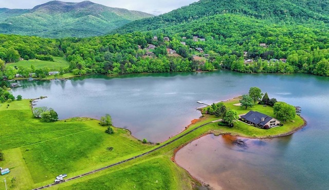 Lake Haven on Chatuge By Chatuge Home Concierge Indoor Pool, covered boat slip, swim dock, hot tub, firepit , beach sand volleyball , kayaks