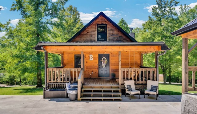 LAKE HAVEN Rustic Cabin, Fire Place, Hot Tub & Lake Access!