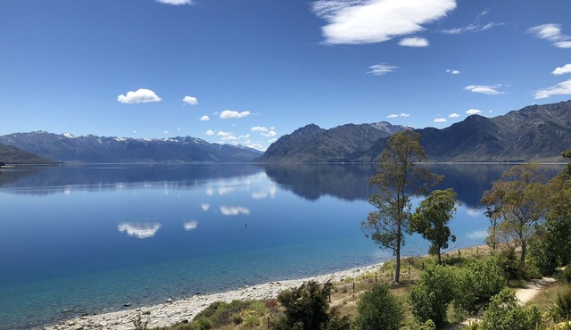 Lake Hawea Lakefront Cabin