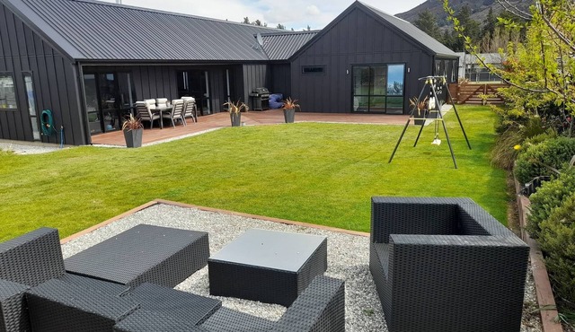 Lake Hawea Spacious Family Home