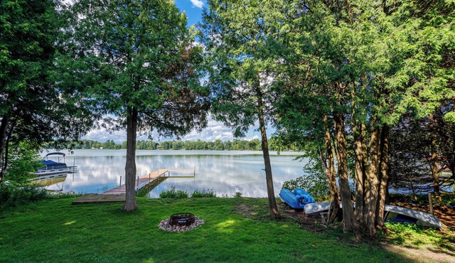 Lake Helen Waterfront Retreat with fire pit and dock