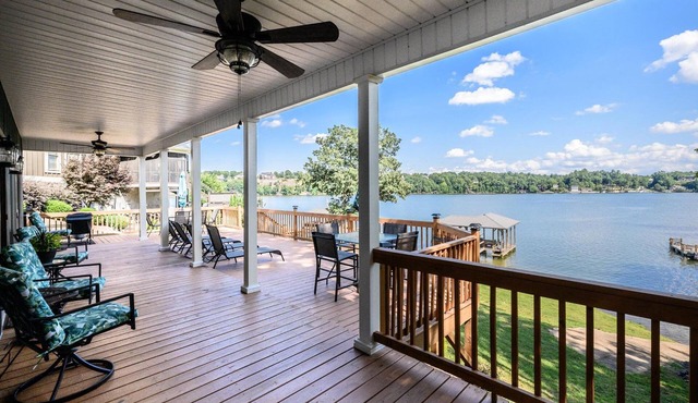 Lake Hickory Retreat: Beautiful 3 bedroom Waterfront home with scenic view!