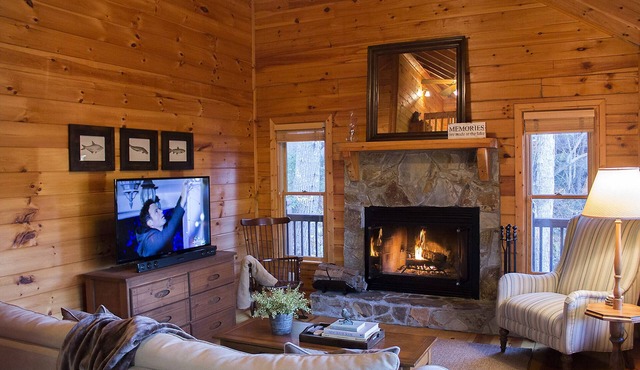 Lake Hideaway - Luxury, Lake and Mountain Views, Private Dock, Fishing, Canoeing