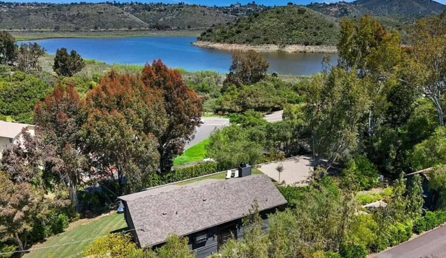 Lake Hodges View | Large Deck, Minutes to Legoland