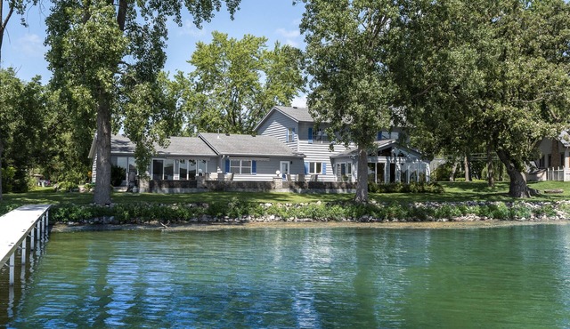 Lake Home - 3,500 sq ft - 20 min from Madison!