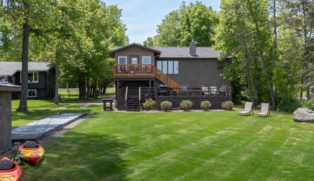Lake home, 3 bd 3 bath, 2 car garage deck, dock, Video game, foosball, quiet bay