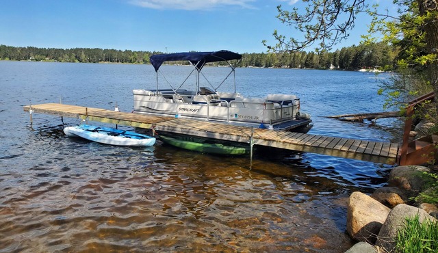 Lake Home - 6 bedrooms, 3 bath, sleeps 16 guests - also includes 22 foot pontoon boat