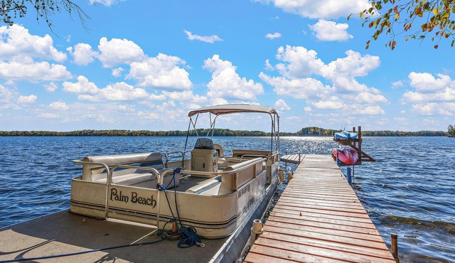 Lake Home - 6 bedrooms, 4 bath, sleeps 12 guests - also includes 24 foot pontoon boat