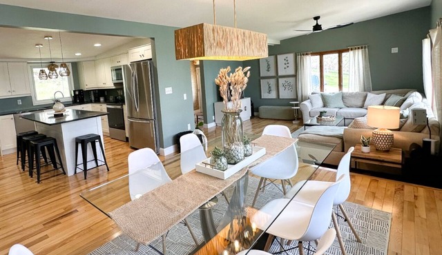 Lake Home on Deadshot Bay of Detroit Lake - Huge deck, hot tub, outdoor TV, fire