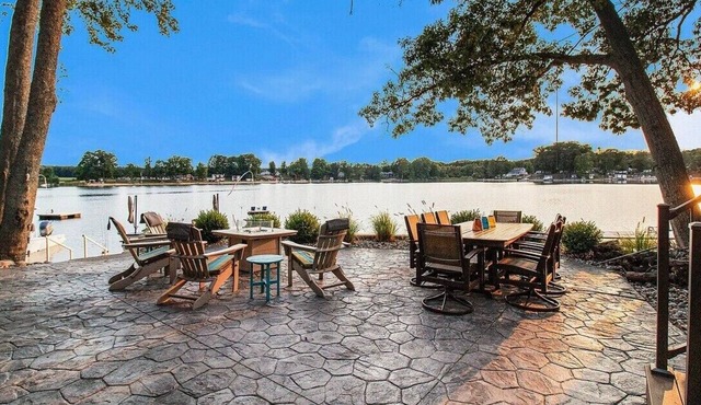 Lake Home w/Hot Tub & Spectacular Outdoor Areas. 3 Bedroom, 3 Bath. Sleeps 8