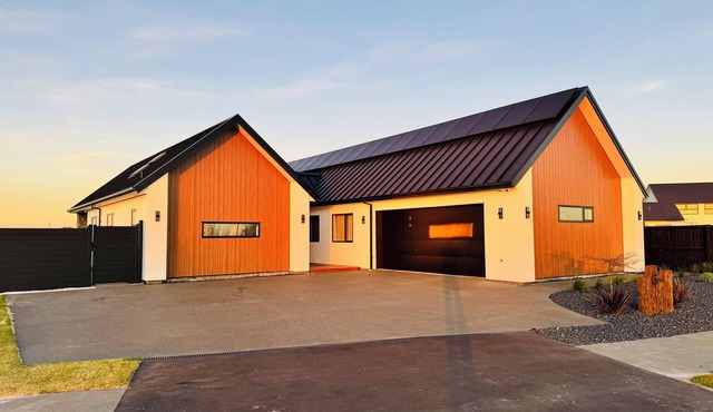 Lake Hood Escape with Private Jetty