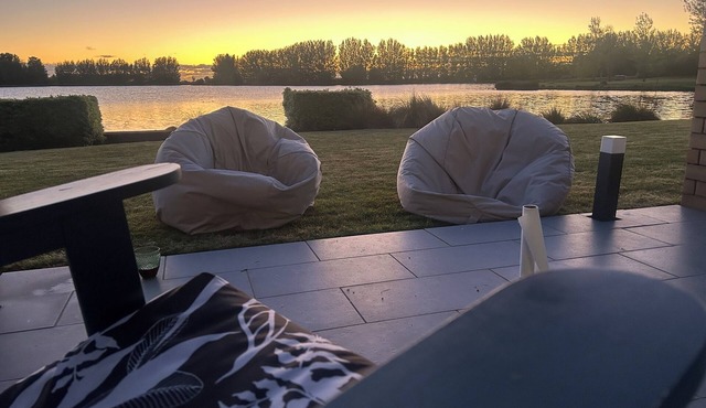 Lake Hood lakefront getaway