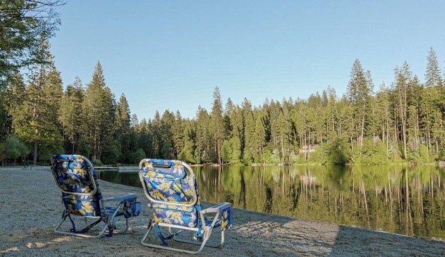 Lake, Hot Tub, Baby & Toddler Friendly, Walk to Town