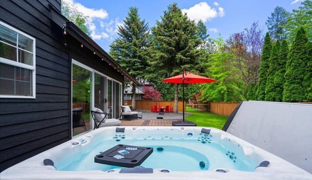 Lake, Hot Tub, Golf Retreat
