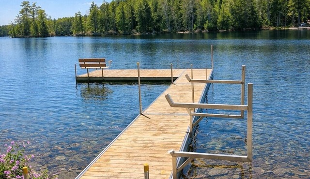 LAKE, HOT TUB, SAUNA, FIREPIT, KAYAKS! 3/2 Updated Lakefront Retreat!