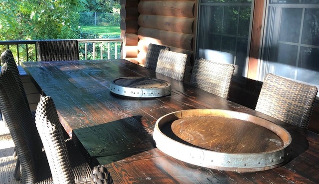 Lake House, 170 ft of waterfront, hot tub, outdoor TV's an fireplaces,.