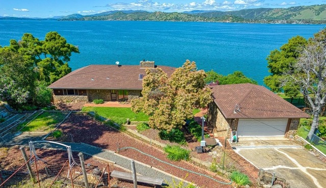 Lake House - 3 bedrooms house with WiFi and AC in serene Lower Lake