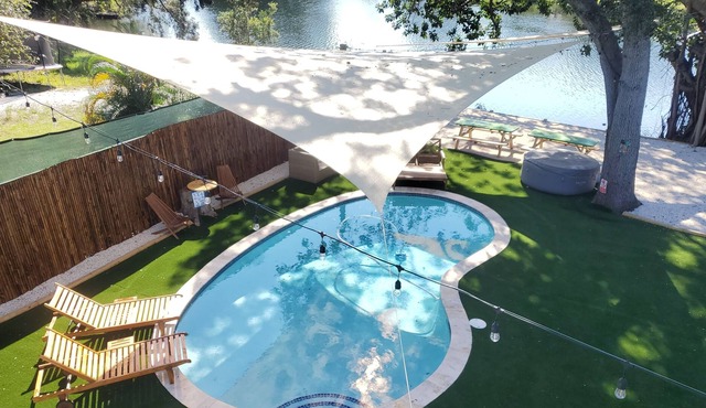 Lake House, 4 Bed heated Pool, Hot Spa, 1/4 acre Patio, 3.5mi from the beach