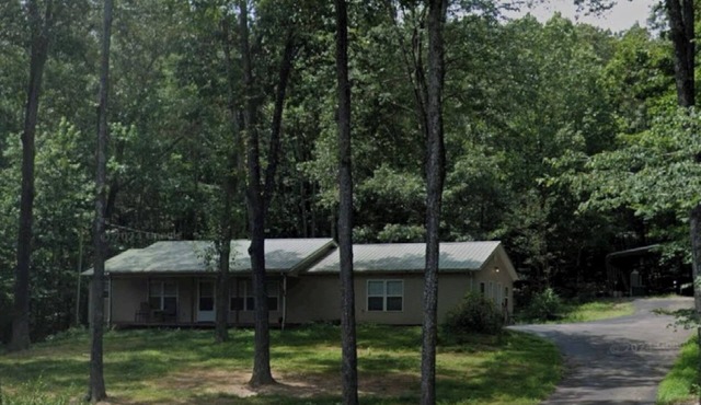 Lake House 4-bedroom/4 bath in Buchanan 1 Mile behind Paris Landing Marina.