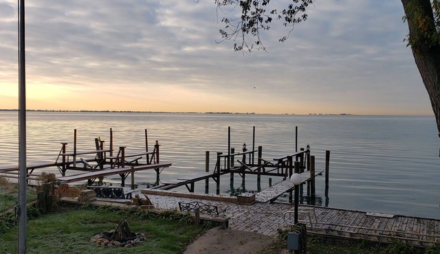 Lake house, 5 bedrooms, 2 baths. and dog friendly