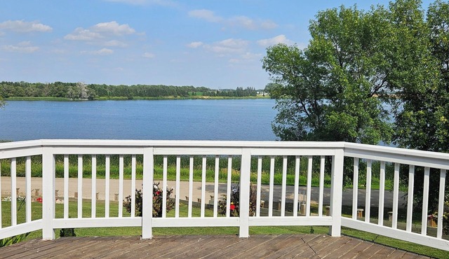 LAKE HOUSE 6 MINUTES TO TOWN.BRING YOUR WATER SPORTS GEAR AND ENJOY