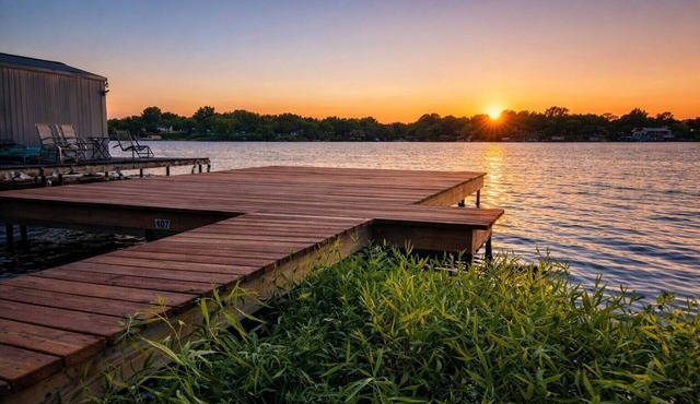 Lake House at Lake Wabaunsee, Flint Hills: Hot Tub, Private Dock, Golf Course