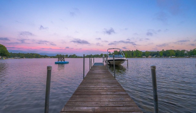 Lake House-Beach-Kayaks-Lake View