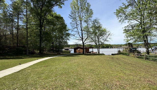 Lake House beautiful views fishing dock Private boat ramp 7 beds sleeps 11
