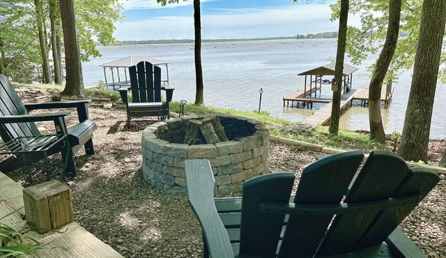 Lake House Cabin 3BR/2BA Sleeps 6 Water Front With Private Boat Dock for Fishing