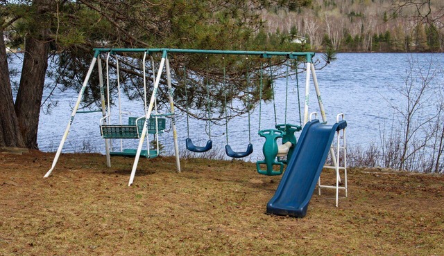 Lake House Chalet, Laurentides, Pet Friendly, Waterfront, Beach, Private, Luxury