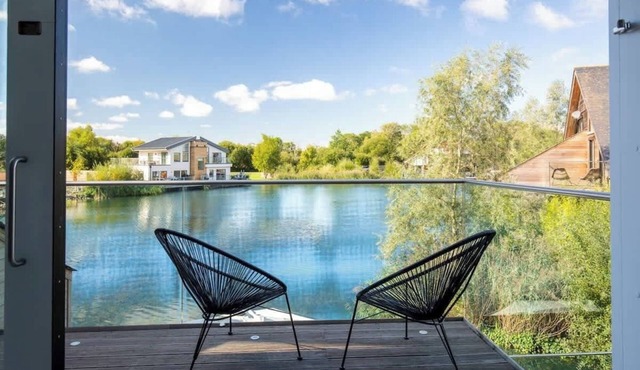 Lake House | Cotswold Stay with Hot Tub & Kayak