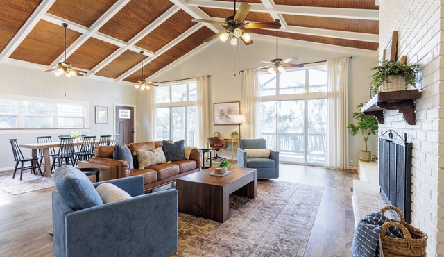 Lake House Dock, Kayaks, Fishing, Porch & 5 TVs