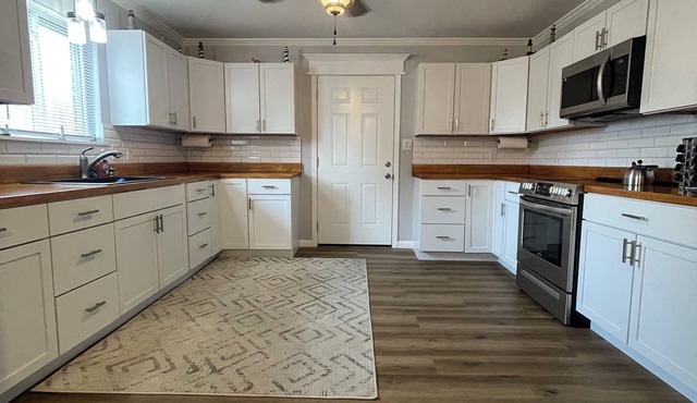 Lake House Eufaulan2 Bedroom Home 1 block from Xtreme Cove Marina!