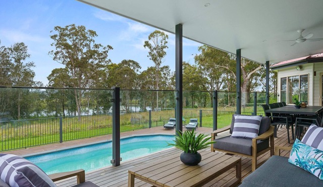 Lake House Family Stay - Pool, Firepit, Gamesroom