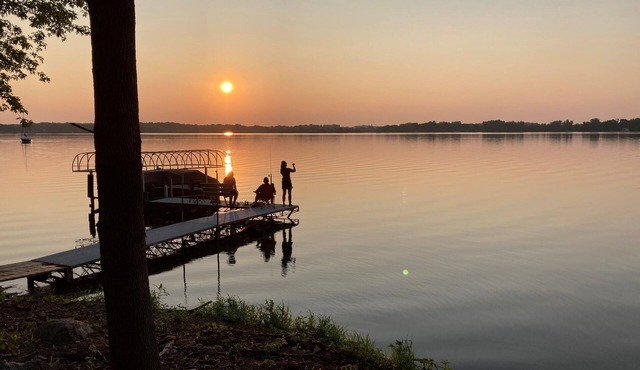 Lake House Farm, Game Room Barn, Lake Shore, Paved Bike Trail, Private 2 acres.