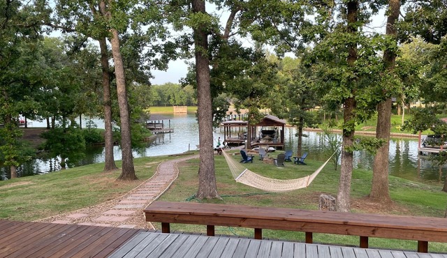Lake House Gem: Cozy Waterfront Escape