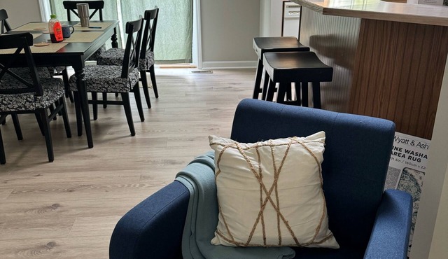 Lake House Getaway! 4-bedroom house on Boone Lake near JC with AC, WiFi, Dock
