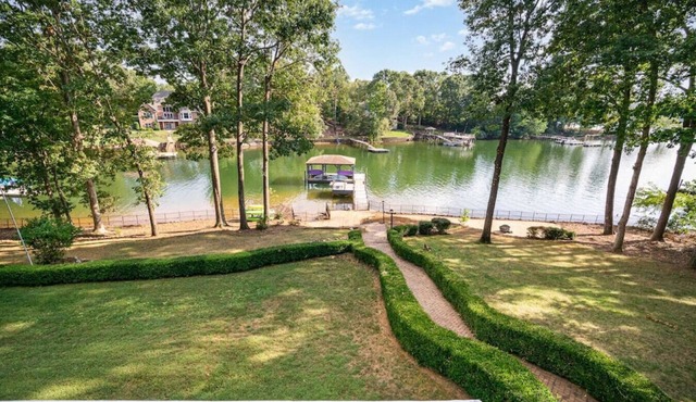 Lake House Getaway.Where memories are made and worries are left behind!