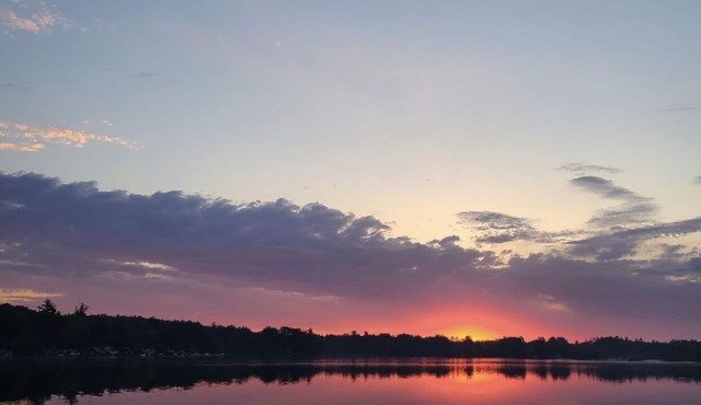 Lake House Hampstead, NHn5 guests 2 bedrooms 3 beds 1 bath across from the lake