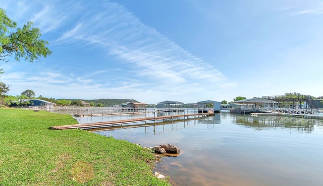 Lake house in a quiet cove, short boat ride to Hells Gate!