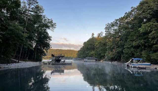 Lake House in Cove, Private Dock & Covered Slip, Sleeps 16 in Beds