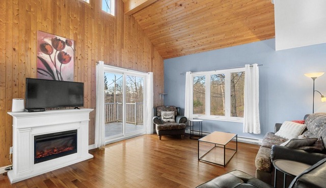 Lake House in Lac-Aux-Sables, access to lake, 4 seasons jacuzzi