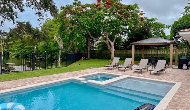 Lake House in Palm Beach 6BR 5BA w/Pool and Hot Tub