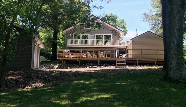 Lake house in Pirate's Cove Pet friendly with large outdoor entertainment area