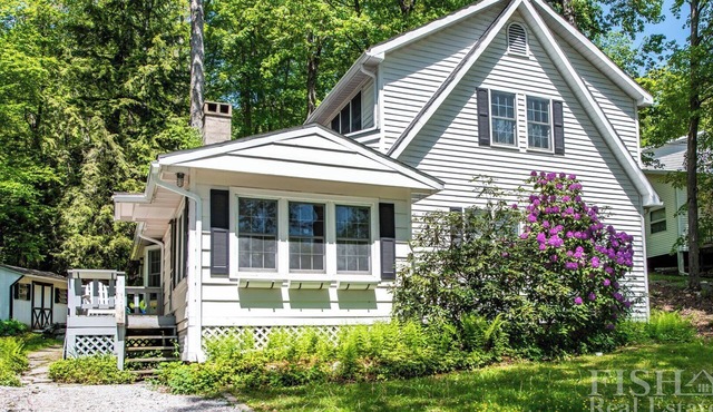 "Lake House" is conveniently located across from Lake Mokoma beach house