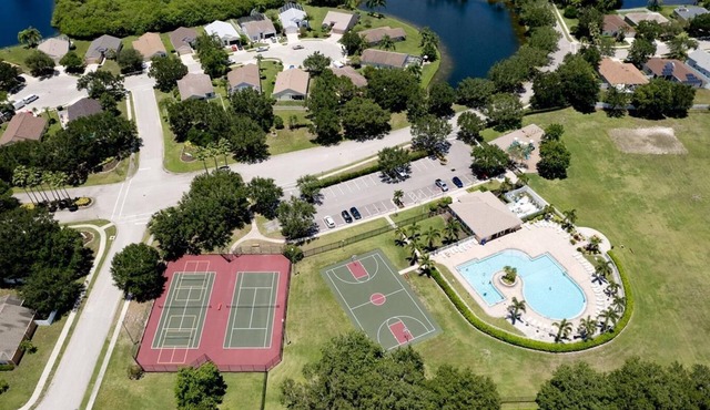 Lake House - Lake View-Central Location near IMG - Community pool, Sleep 8