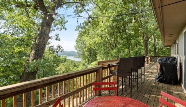 Lake House Landing w/view of sailboat cove, quiet street