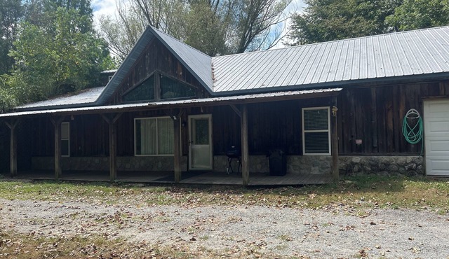 Lake House near Green River Lake and minutes from several marinas.