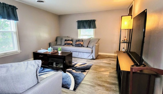 Lake House/Near River/Fishing/Sleeps 8/FREE Parking & WIFI/Oswego