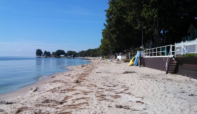 Lake House Oasis. On private Lake Erie beach. Family fun!